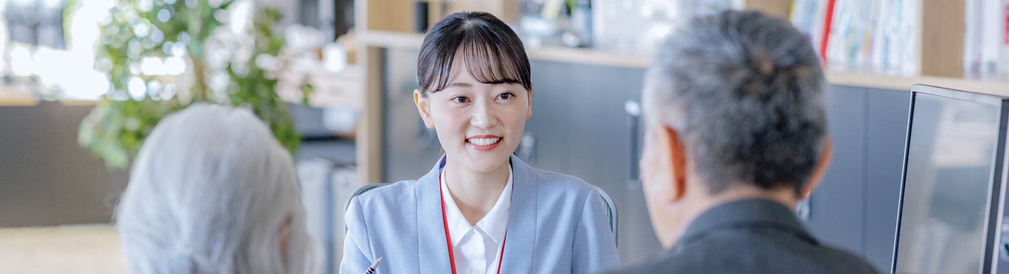 窓口をする女性の画像